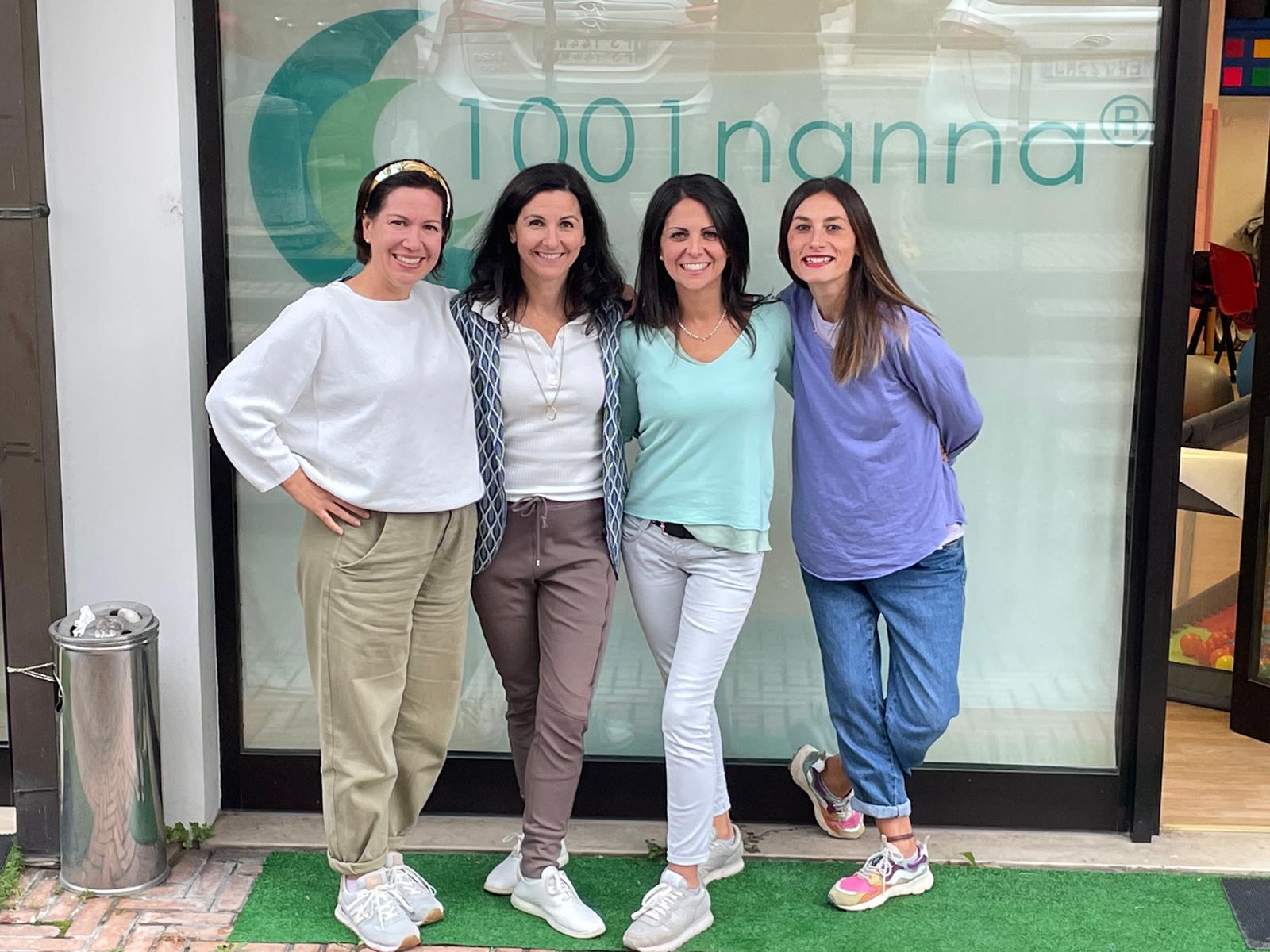 Il Team di Formazione 1001nanna® davanti alla sede — Gioia Quattroventi, Eva Monteneri, Laura Zandegiacomo de Lugan, Giorgia Tiz